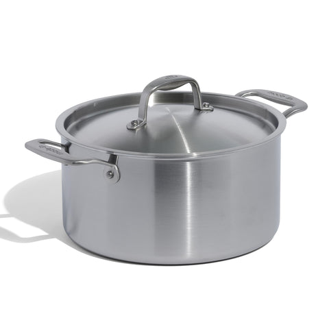 Olla Made In Stock Pot de 6 cuartos con tapa: excelente retención de calor para cocciones uniformes.
