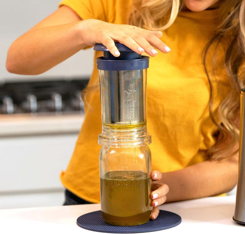 Infusiones de hierbas o caldos filtrados con MAGICAL BUTTER.