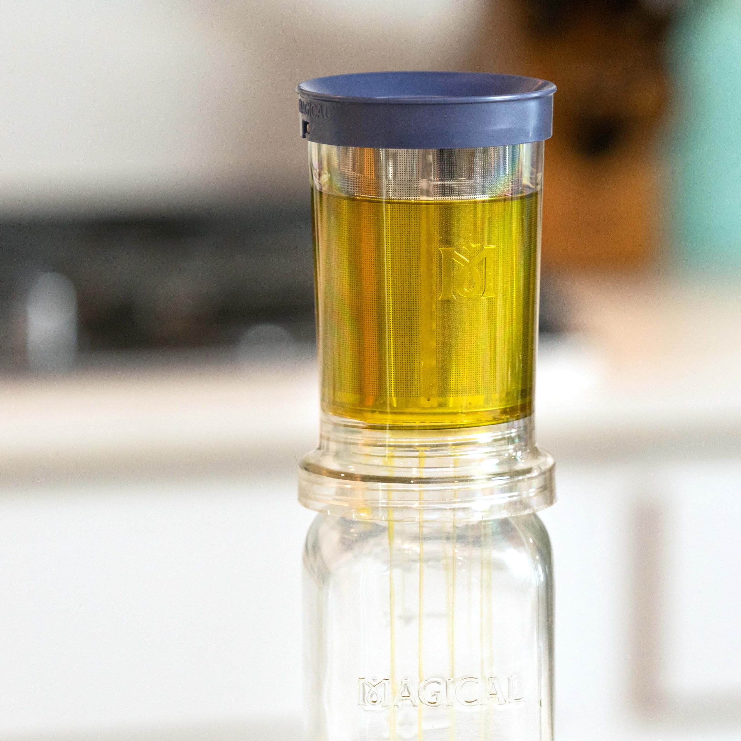 Émbolo de MAGICAL BUTTER en acción para exprimir cada gota.