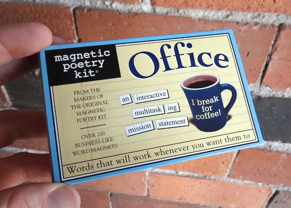 Magnetic Poetry: contenido en caja compacto, fácil para guardar y regalar.