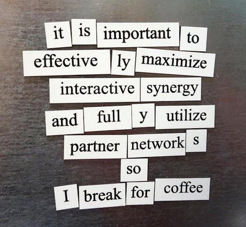 Magnetic Poetry: diseñado para escritorio, inspira escritura rápida entre reuniones.