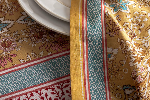Maison d'Hermine colores vivos, aporta toque artístico a la mesa.
