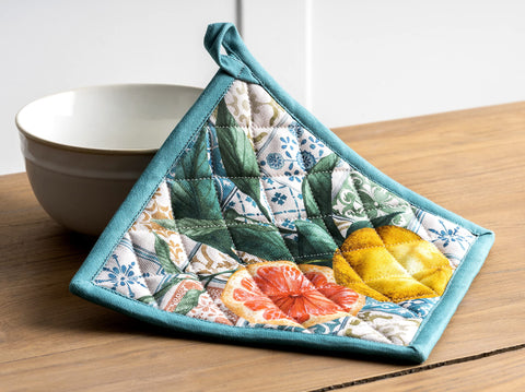Toque artístico con diseño acuarela añade encanto a la cocina Maison d' Hermine.