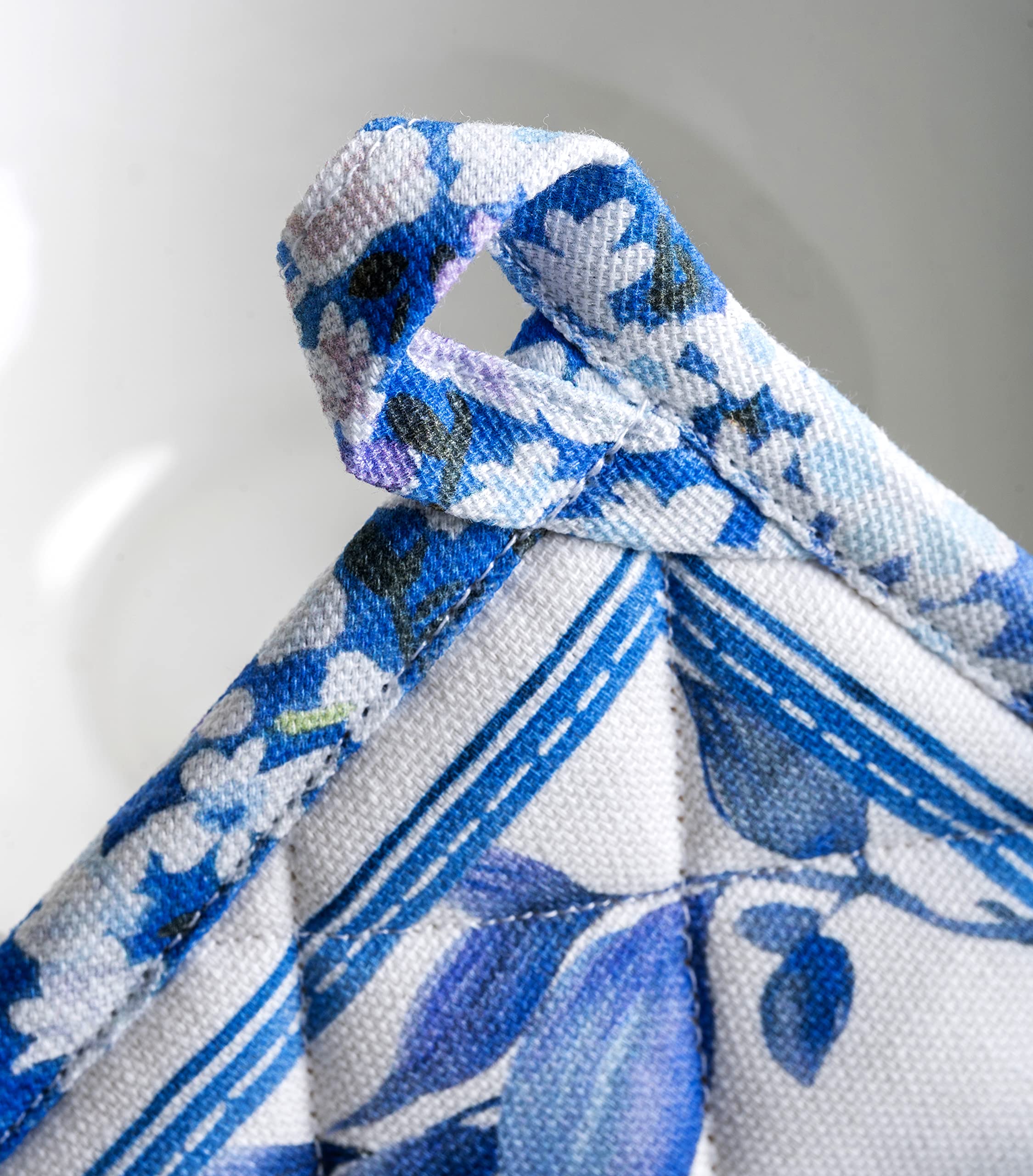 Maison d' Hermine guantes-ollas-detalle-acuarela añade encanto visual al juego.