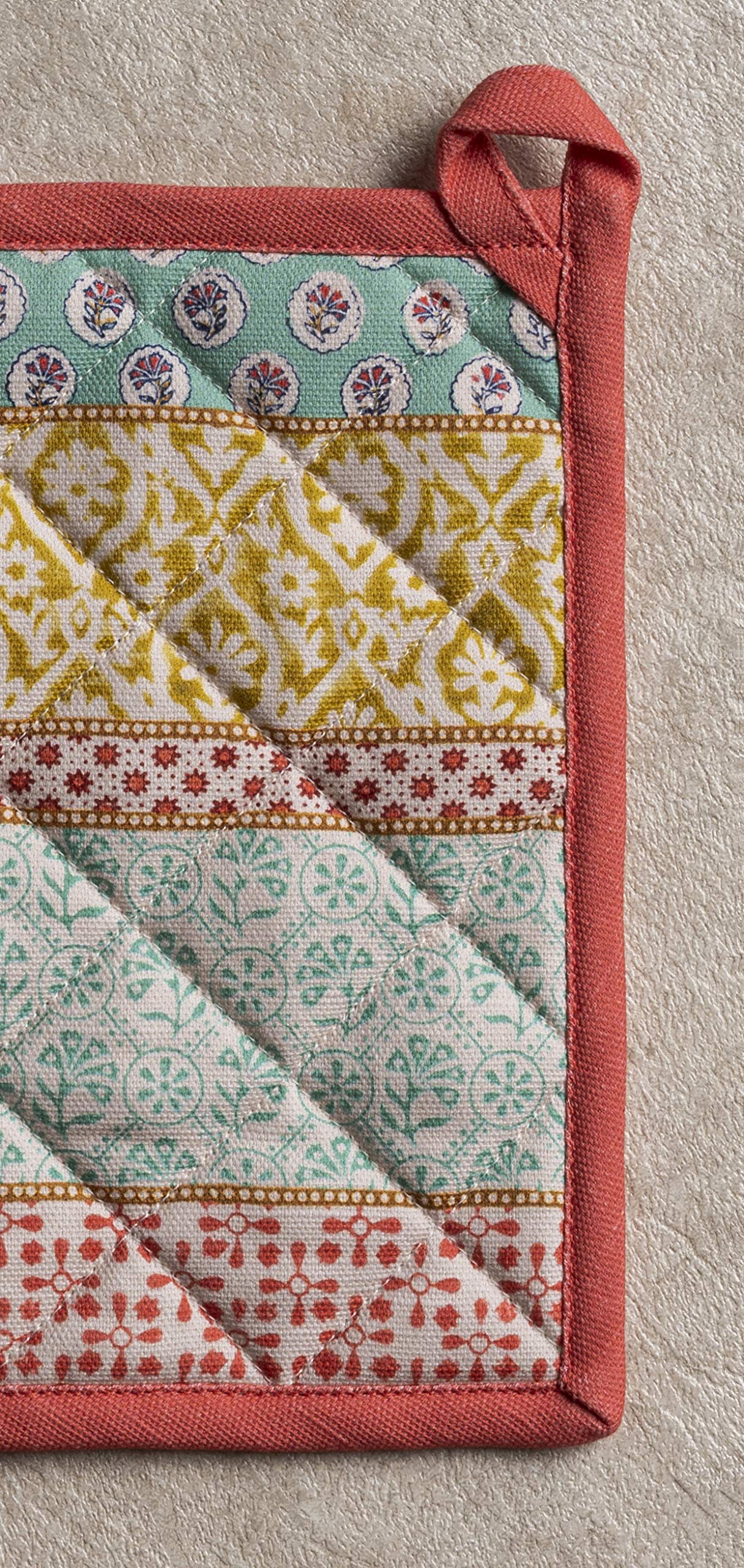 Diseño europeo y colorido en Maison d'Hermine 8x8 para manipular utensilios calientes.