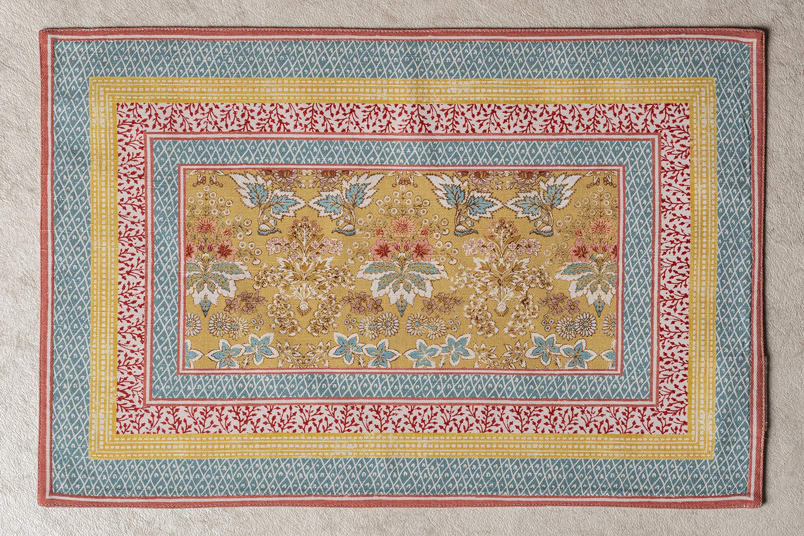 Manteles Maison d’Hermine con diseño en acuarela para la mesa.