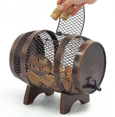 Makuvine barril con corchos de vino de metal rustico, ideal para exhibir colecciones.
