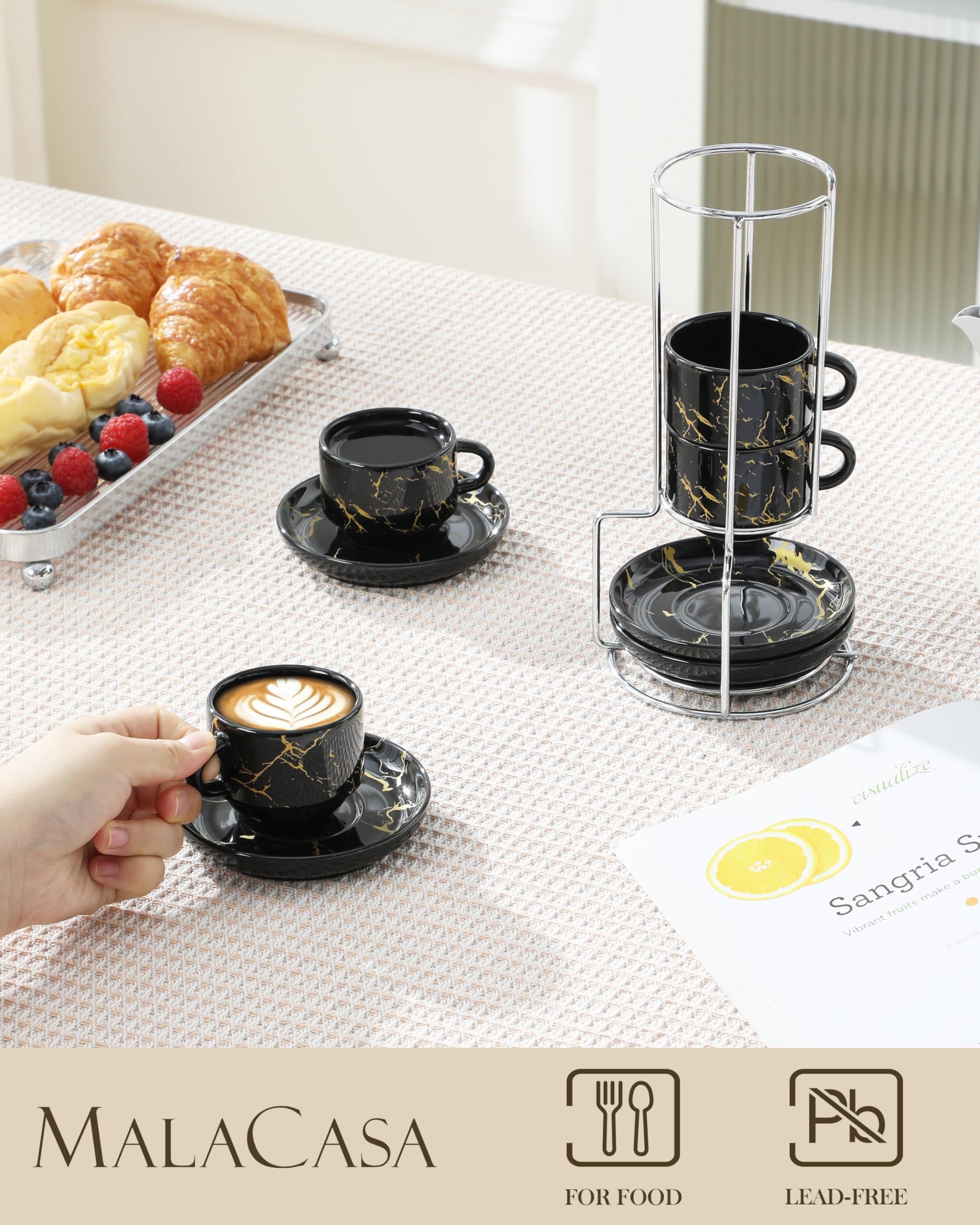 Conjunto MALACASA de 4 tazas y platillos, ideal para reuniones.