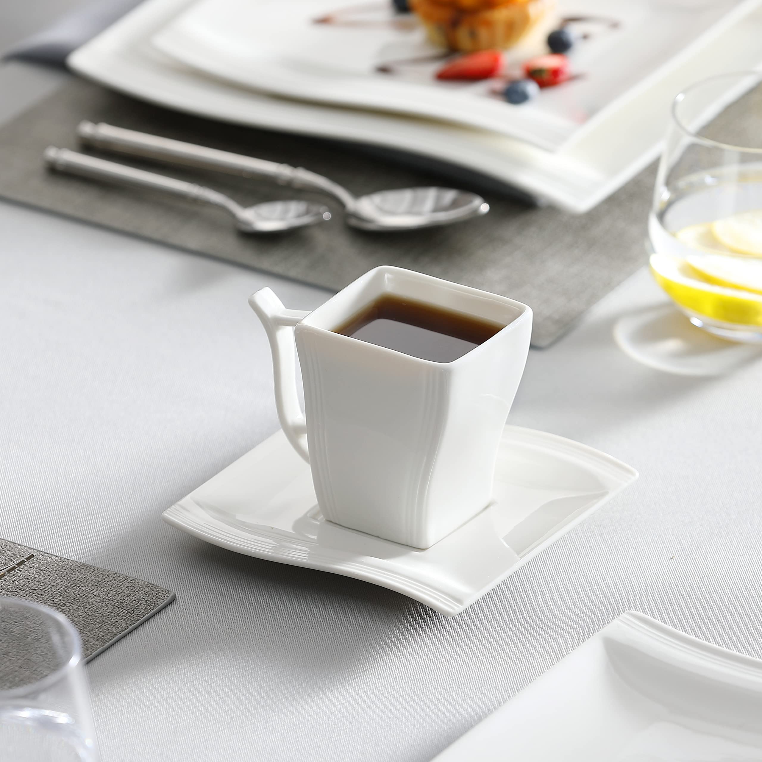 MALACASA Flora: escena de mesa elegante para comidas diarias.