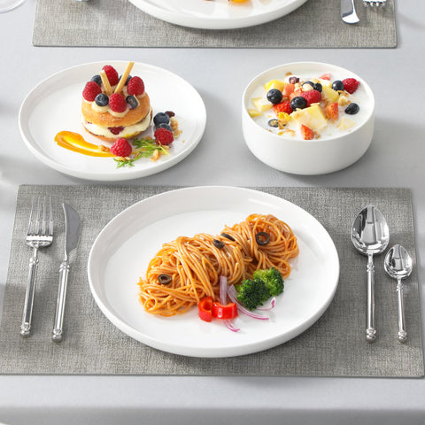 MALACASA LUNA, servicio para cuatro en una mesa ordenada y elegante.