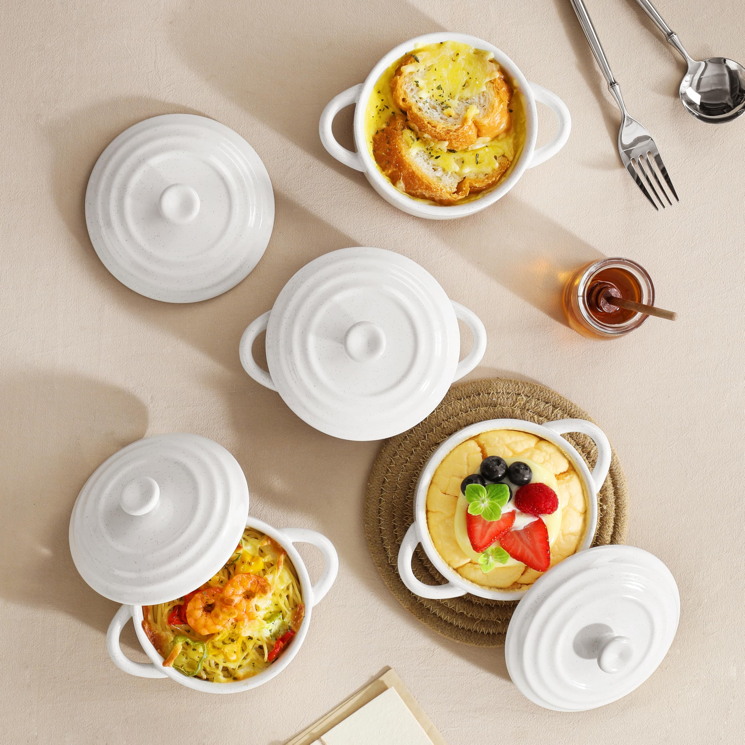 Servir en mesa con Malacasa Tara, estilo y funcionalidad.