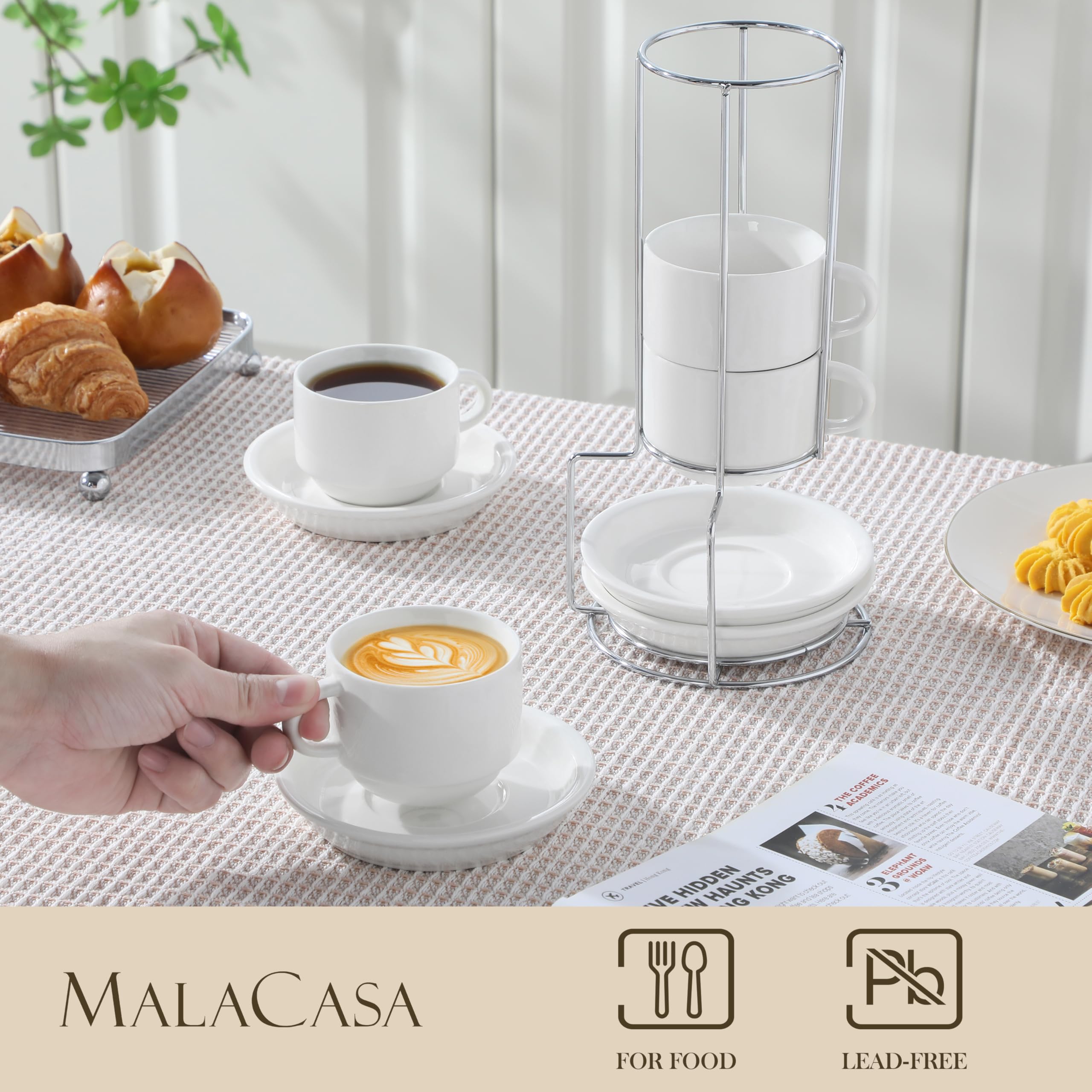 Platillos MALACASA para espresso en blanco, completan la presentación.
