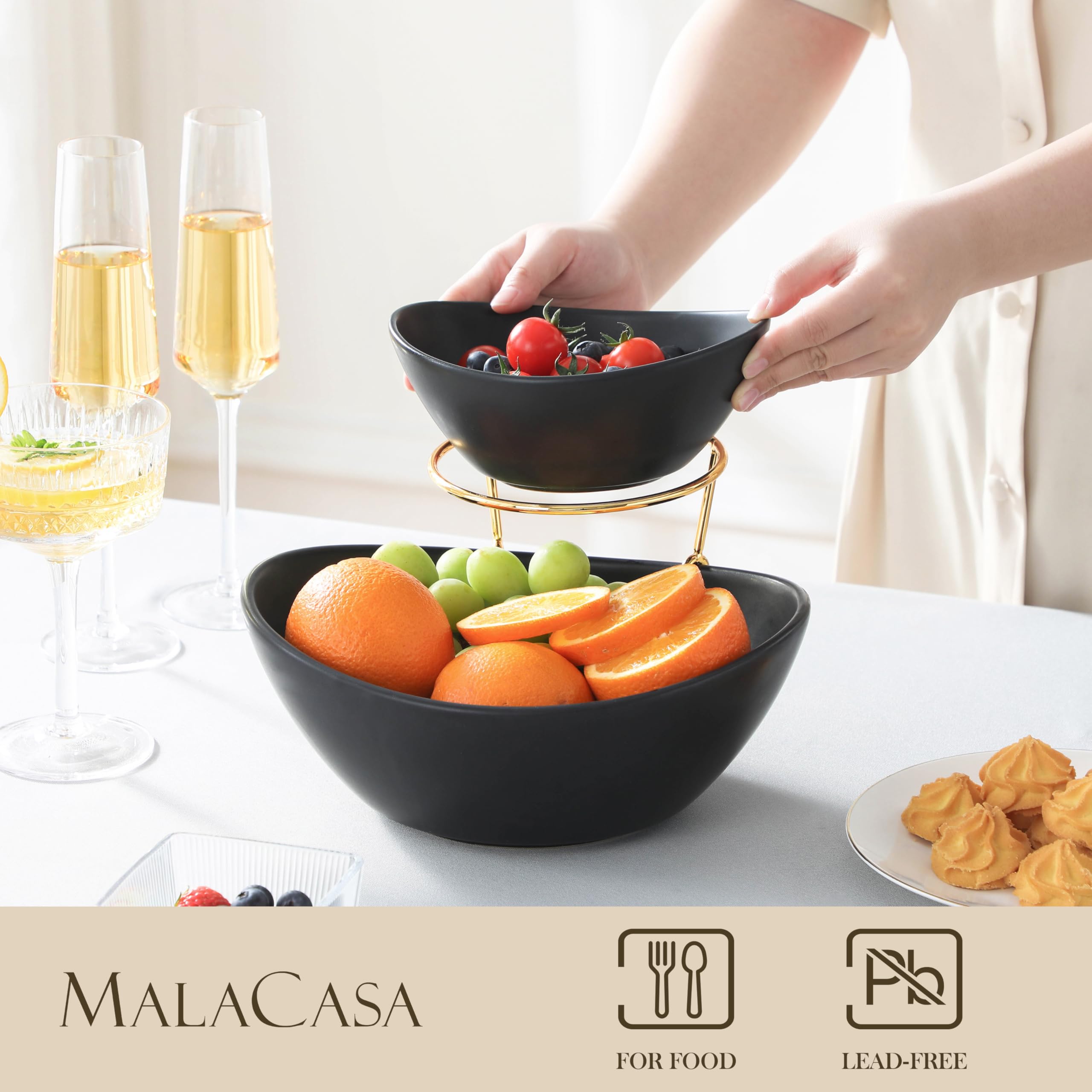 MALACASA plato-superior-con-salsas facilita el acceso a aderezos durante el evento.