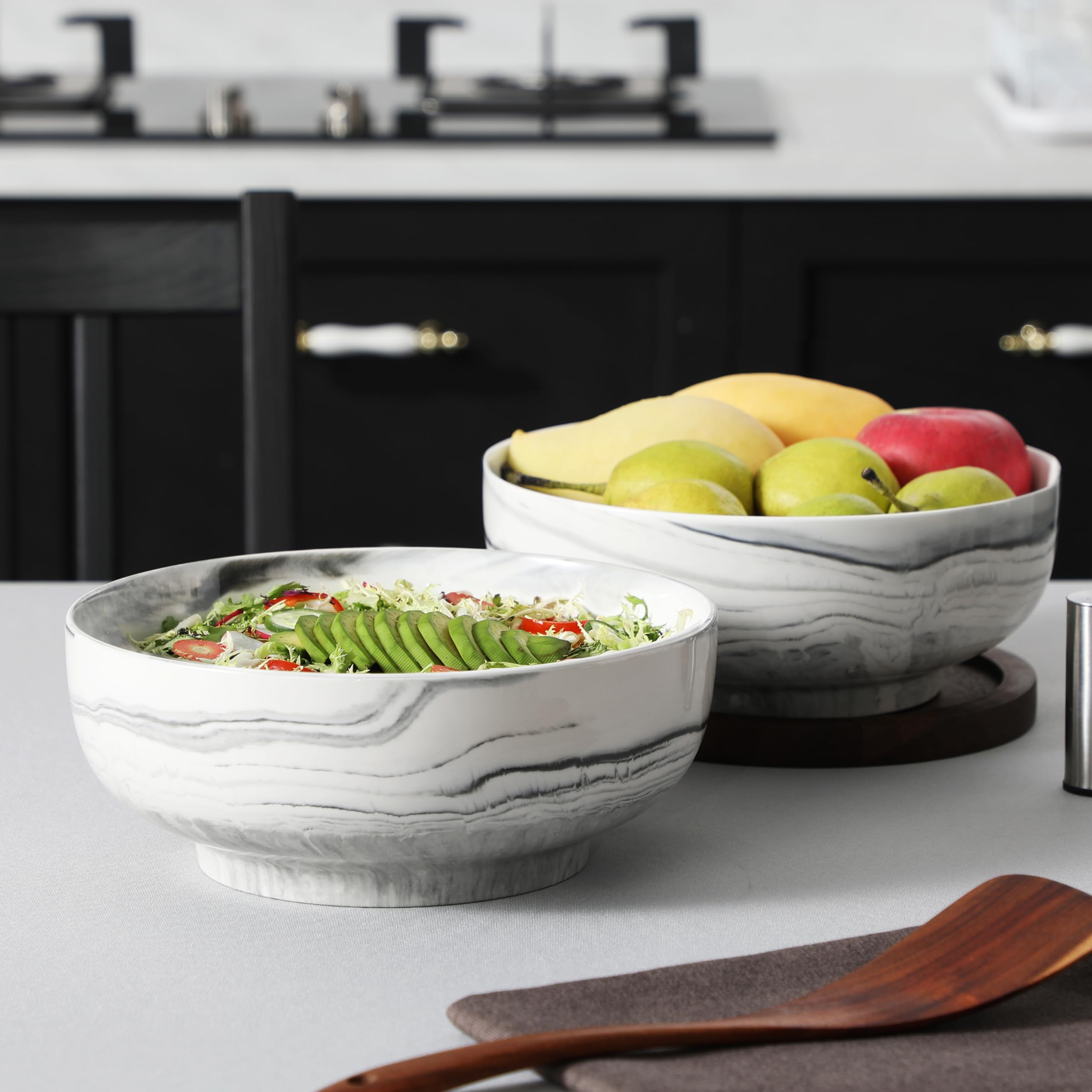 Presenta ensaladas y postres con estilo gracias al acabado mármol gris