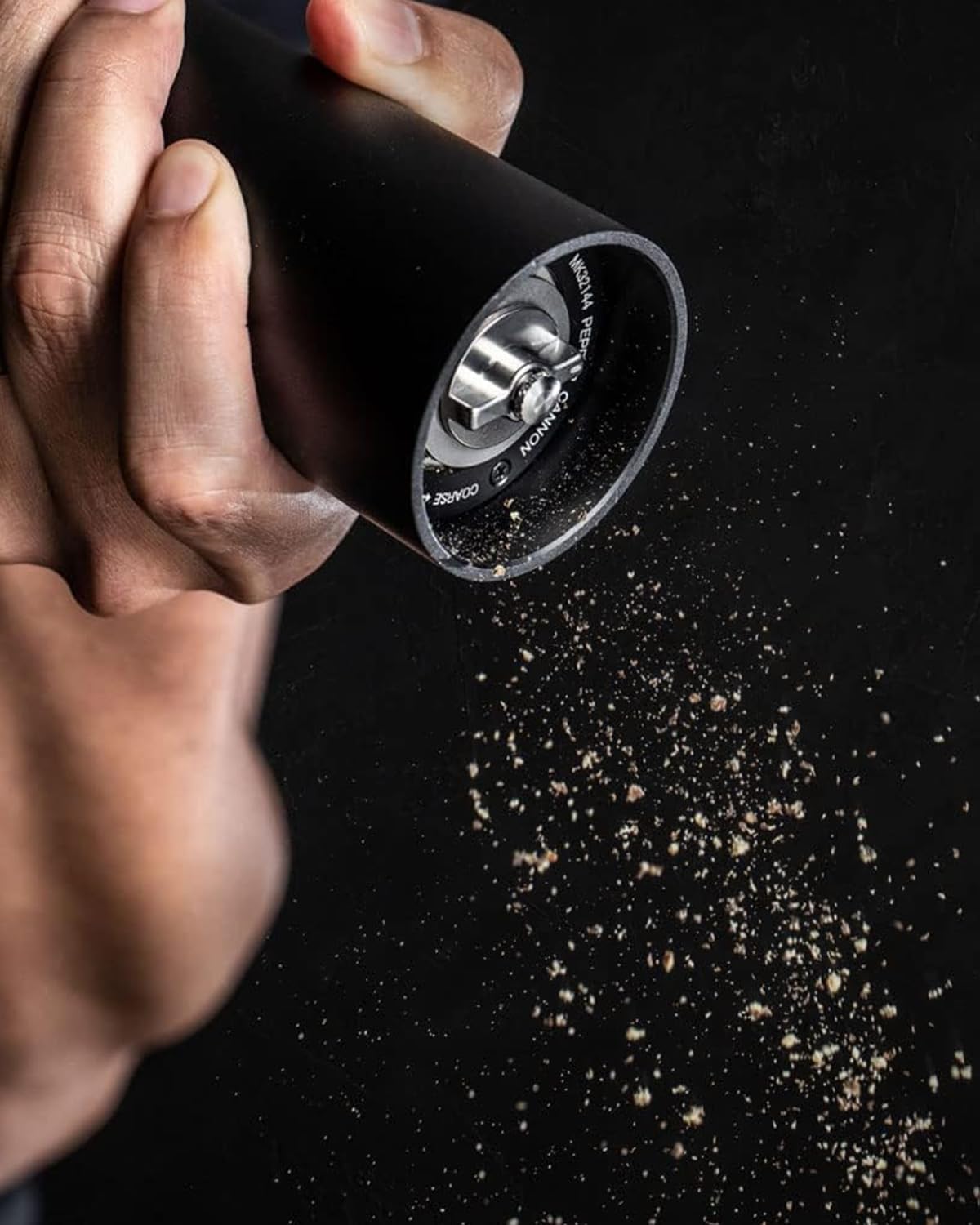 MANNKITCHEN Pepper Cannon muestra siete giros para pimienta rápida y uniforme.