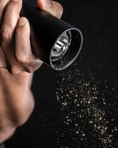 MANNKITCHEN Pepper Cannon muestra siete giros para pimienta rápida y uniforme.