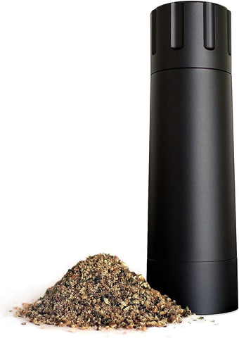 MANNKITCHEN Pepper Cannon en acción con alta velocidad de molienda para resultados rápidos.