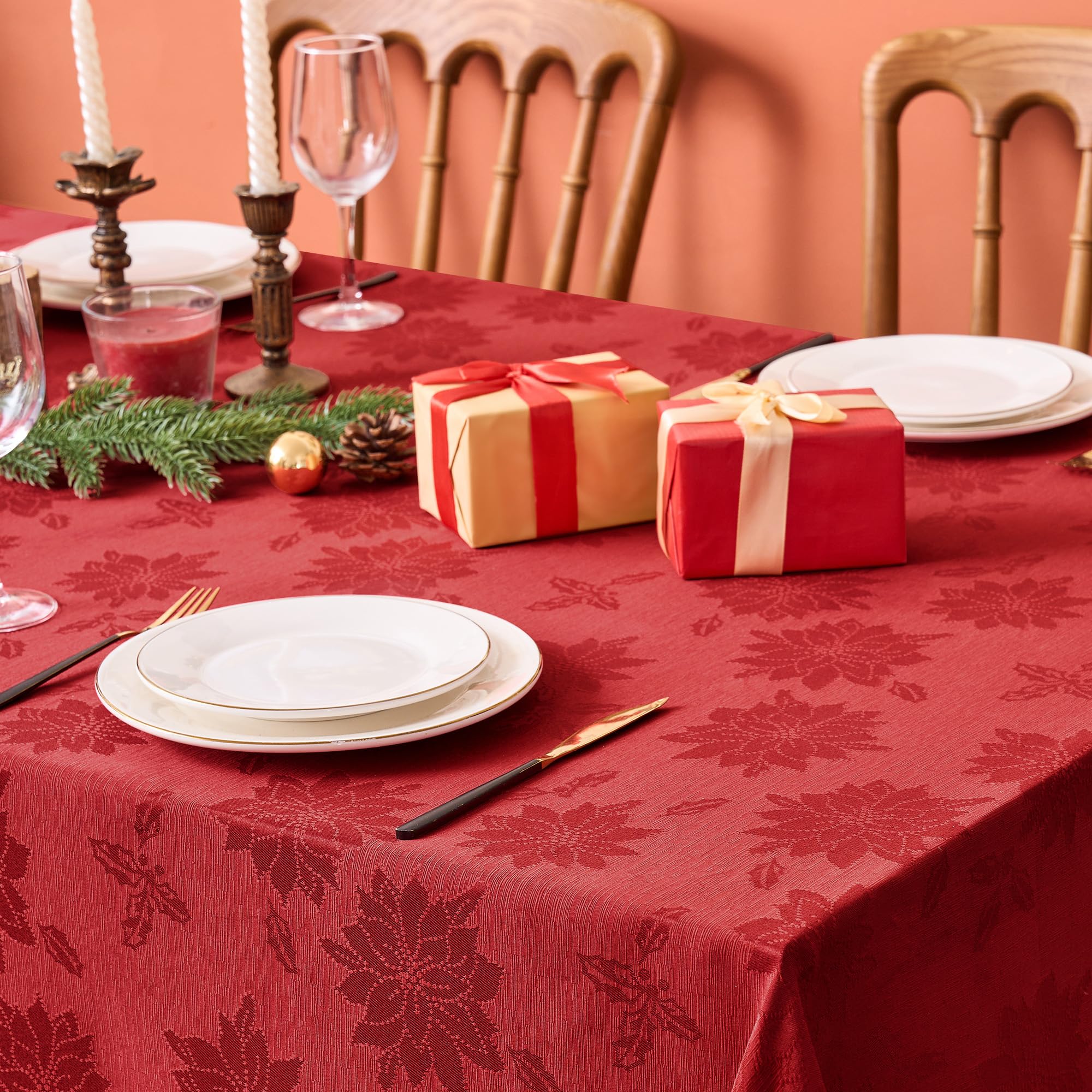 Mantel Biscaynebay, diseño clásico con poinsettia, centro de mesa elegante.