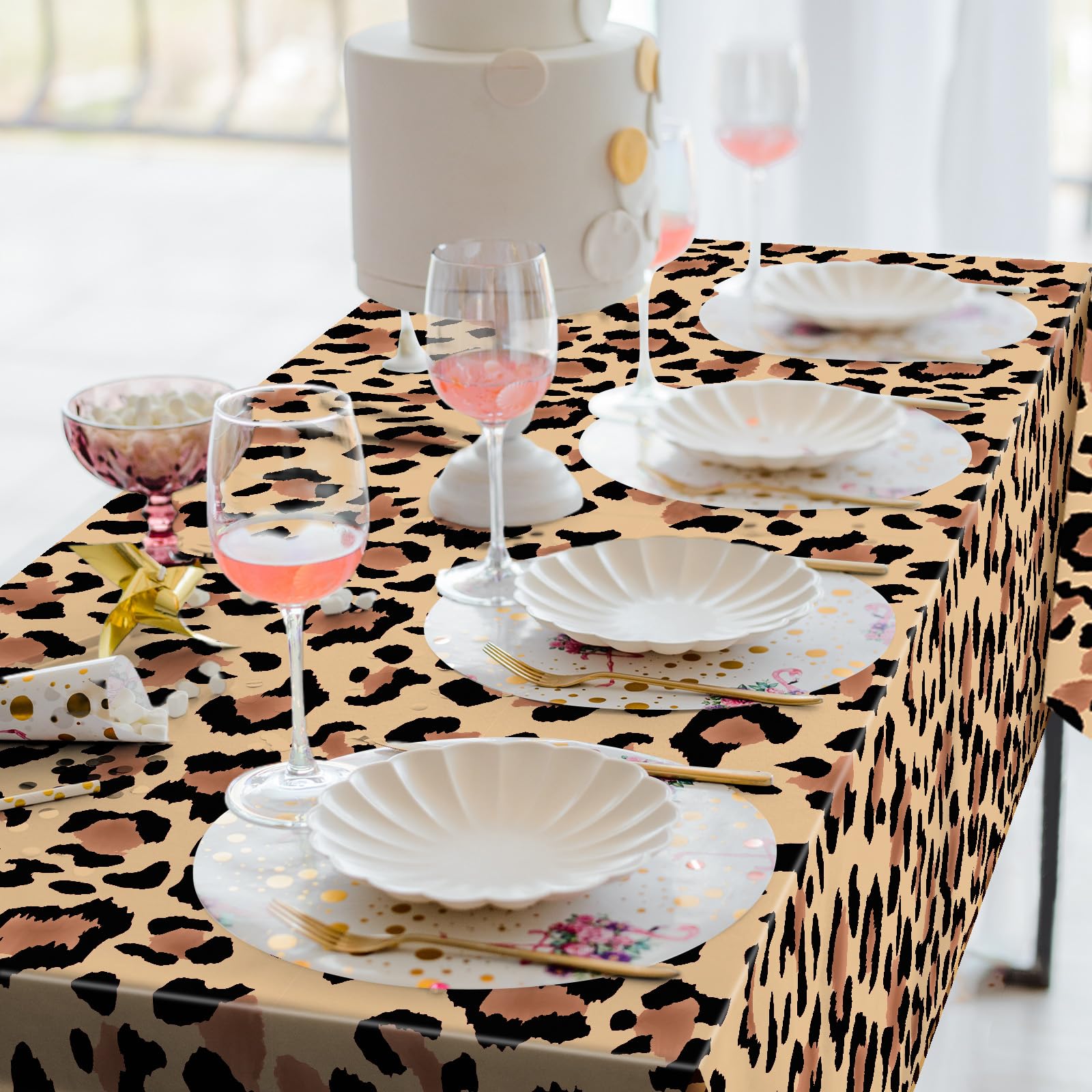 Temicle mantel leopardado 54x108, fácil de desechar tras el evento.