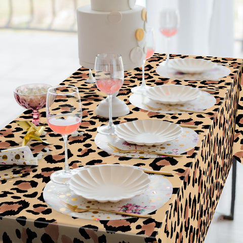 Temicle mantel leopardado 54x108, fácil de desechar tras el evento.