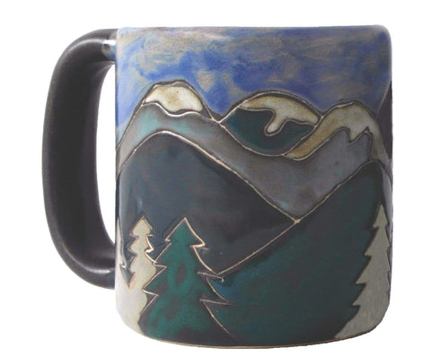 Detalle de diseño de montañas nevadas en la taza Mara Stoneware, perfecto para pausas relajantes.
