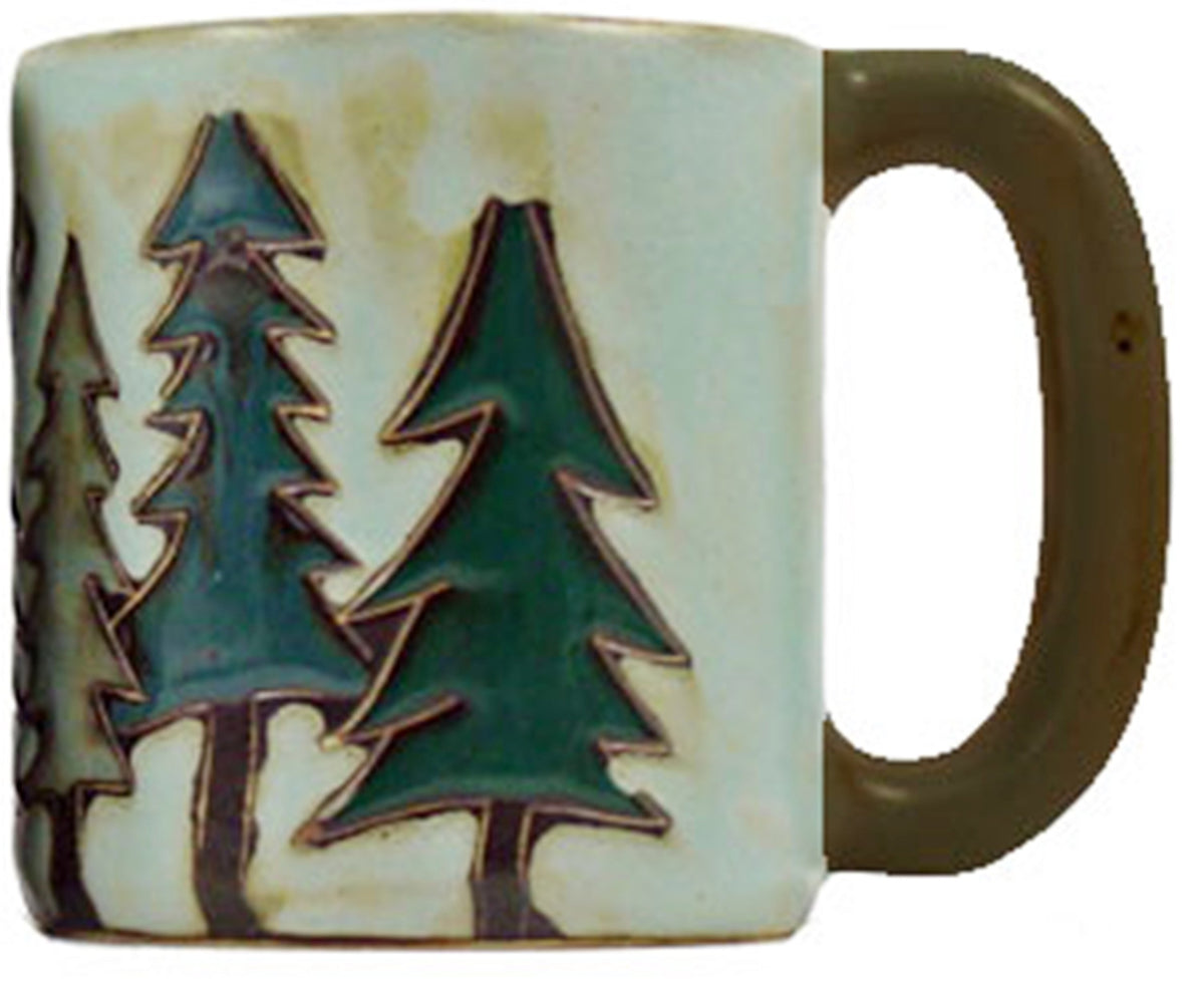 Taza Mara de loza con pinos, vista frontal para café matutino.