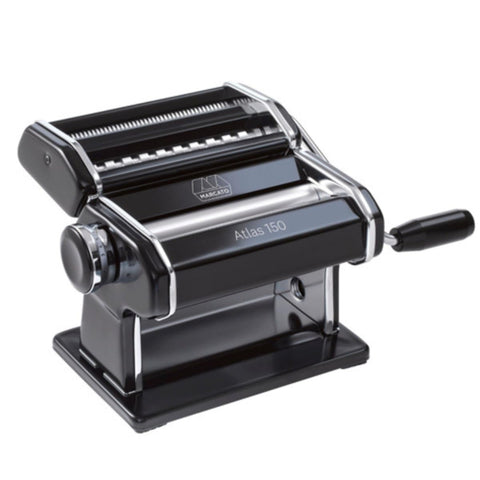 Marcato Atlas Maquina de Pasta negra, ideal para hacer fettuccine casero con resultados consistentes.