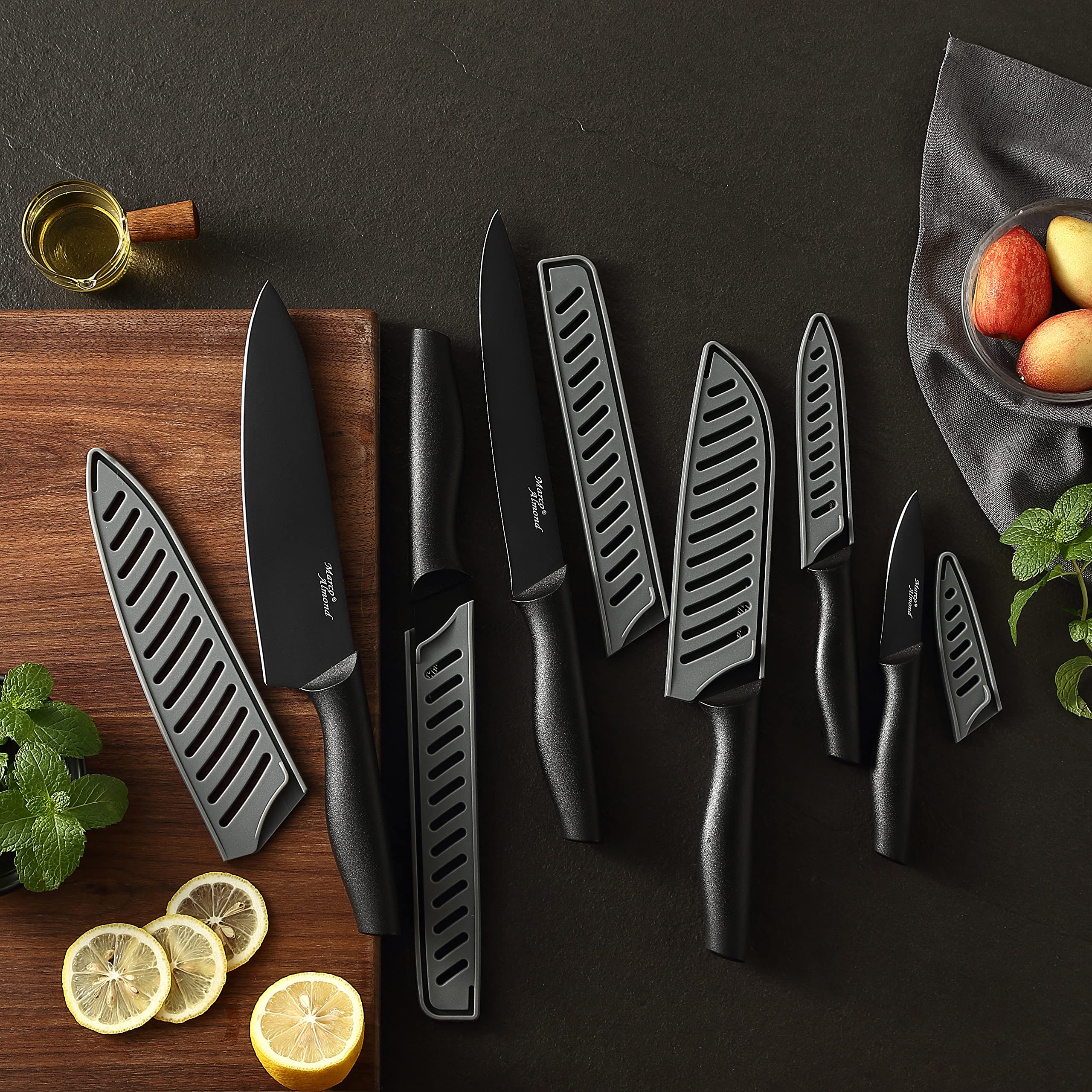 Escena de cocina con juego de cuchillos Marco Almond.