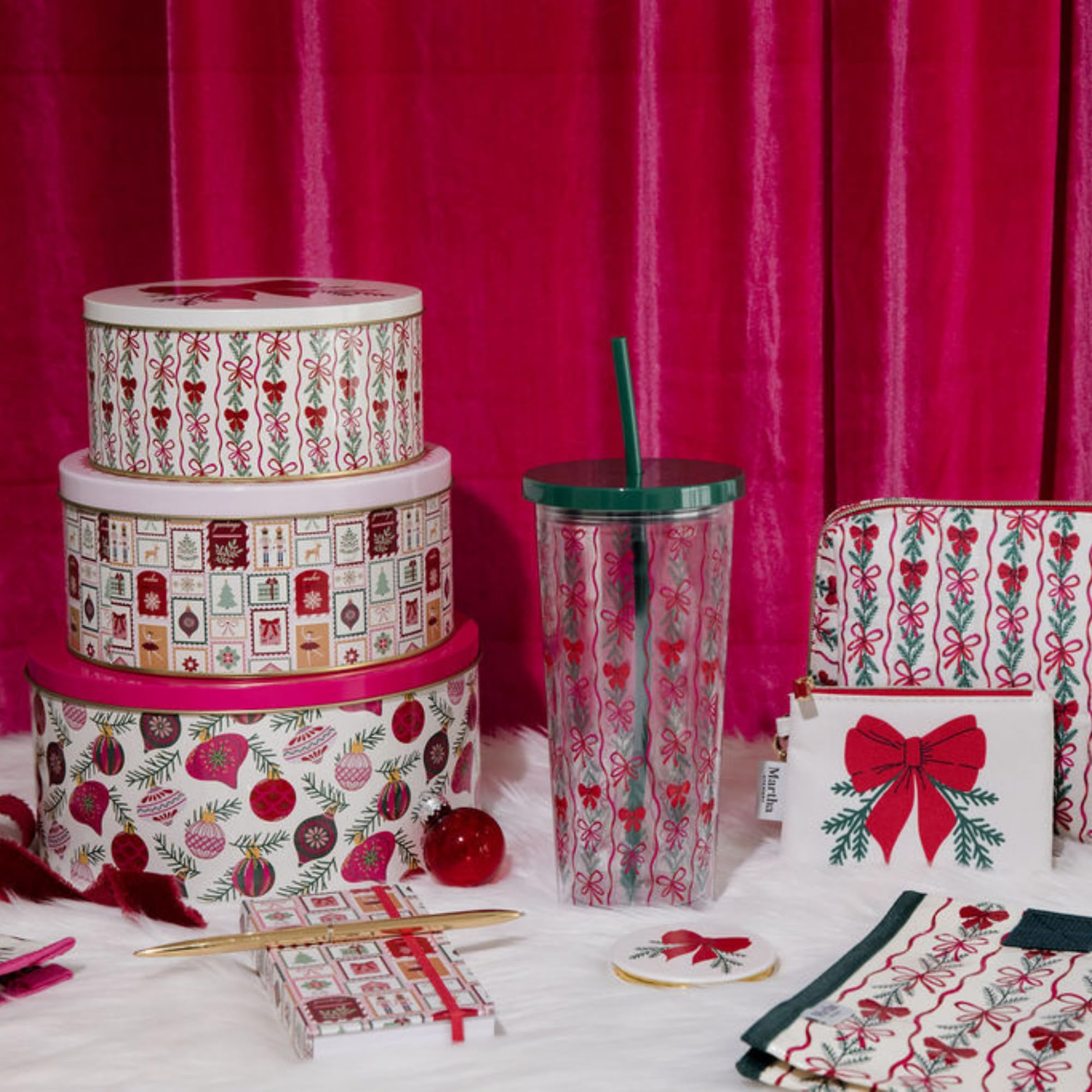 Diseños coordinados de Martha Stewart en latas para regalo.