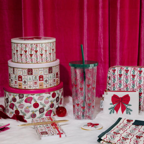 Diseños coordinados de Martha Stewart en latas para regalo.