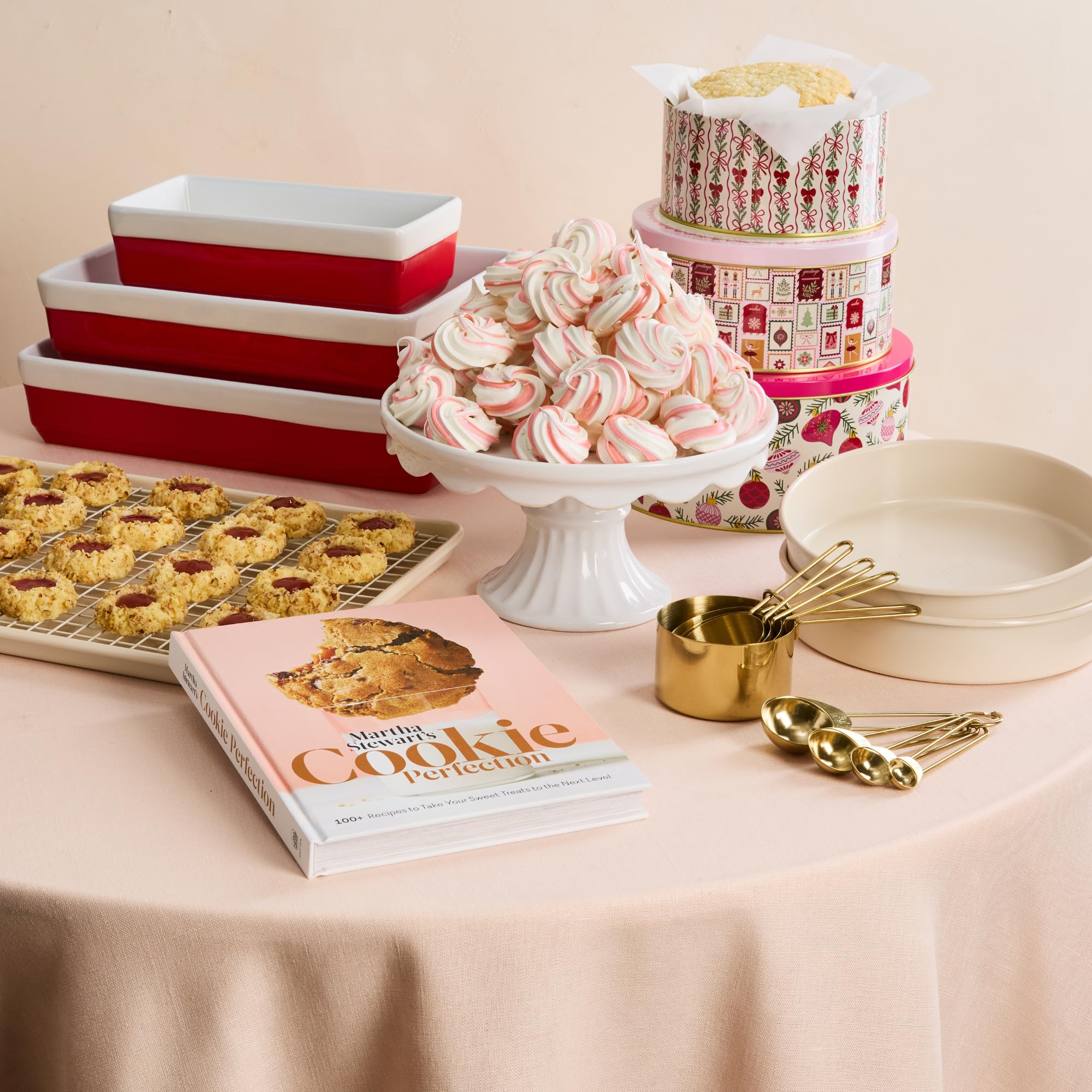 Usos versátiles de las latas Martha Stewart para galletas, dulces y manualidades.