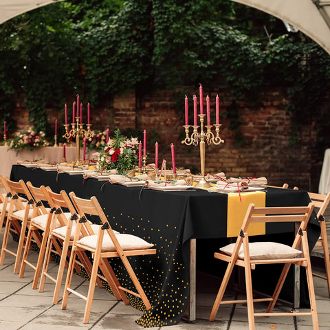 Ambiente de cena elegante en negro y dorado con MASHAN.