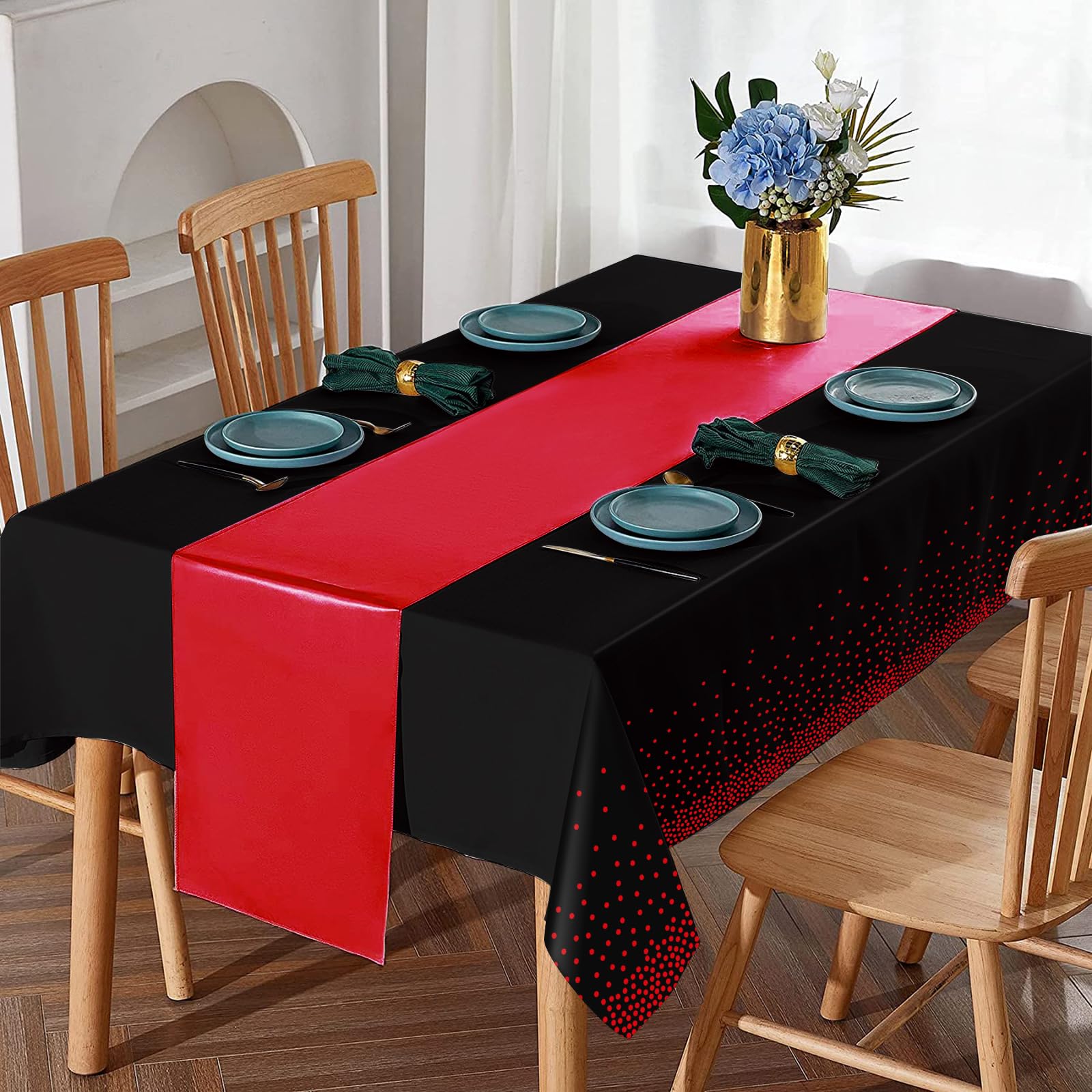 Mesa decorada con mantel Mashan y runner rojo para evento