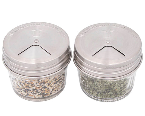 Escena de cocina con Mason Jar Lifestyle, tapas brillantes para organizar especias.