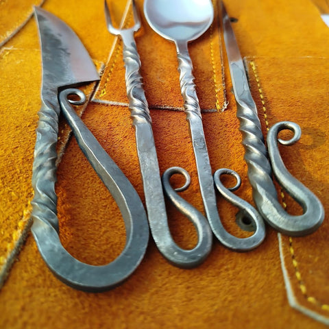 Cena temática vikinga con el conjunto de cubiertos de Master Damascus Maker