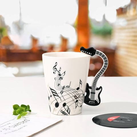 Mango ergonómico de la taza Maustic facilita agarre.