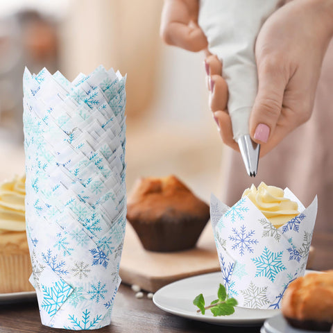 Maxdot forros tulipán con copos de nieve blancos, aportan elegancia a cupcakes.