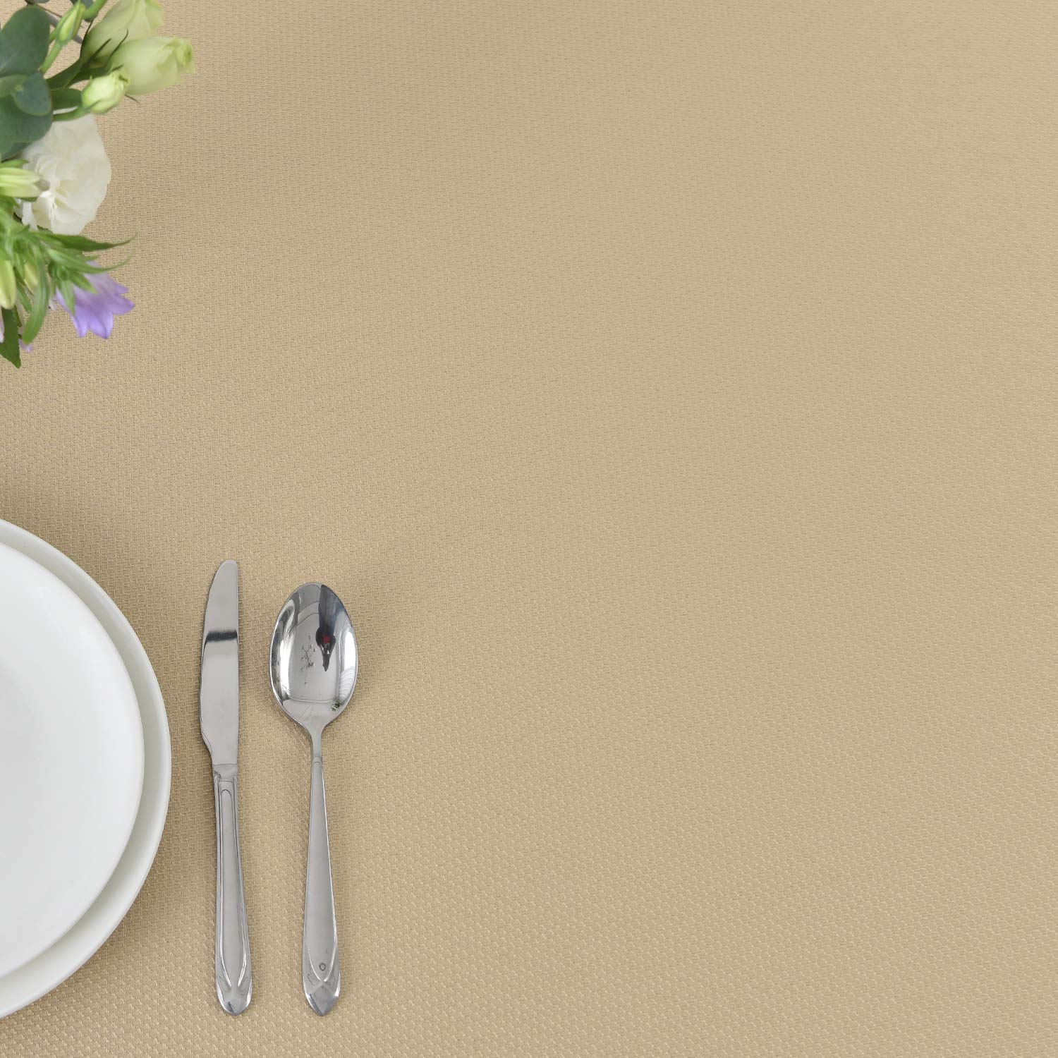 Mantel beige maxmill para cenas al aire libre.