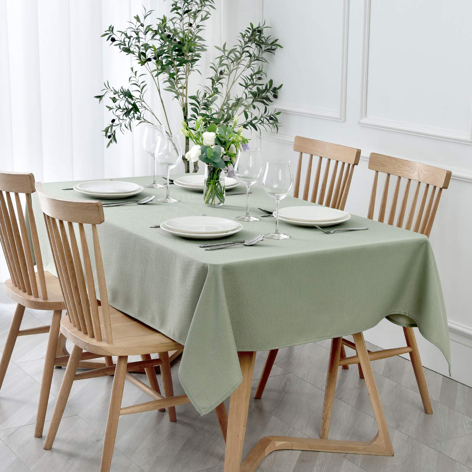Mantel rectangular texturizado Maxmill en verde salvia, ideal para comidas elegantes.
