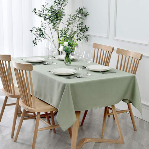 Mantel rectangular texturizado Maxmill en verde salvia, ideal para comidas elegantes.