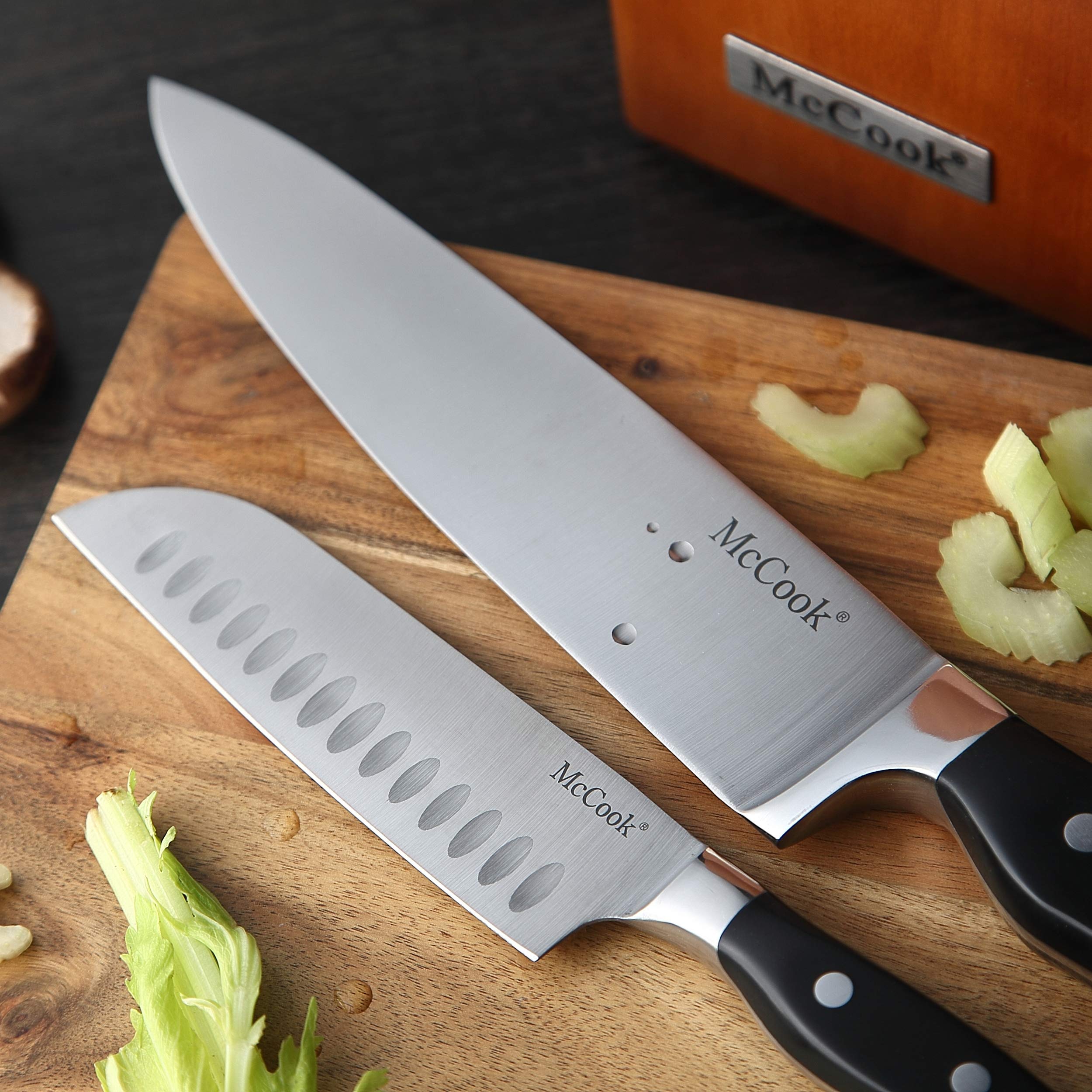 Cuchillo utilitario serrado McCook de 5,5 pulgadas para pan y verduras.