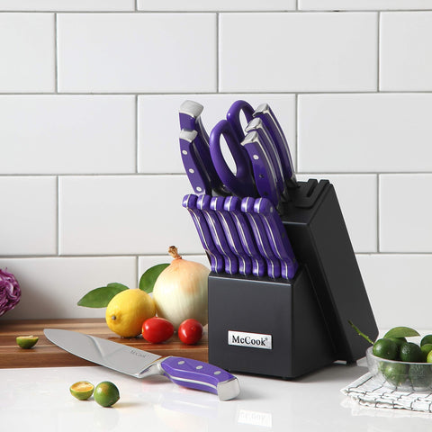 Tijeras de cocina McCook MC27 junto al bloque de madera.
