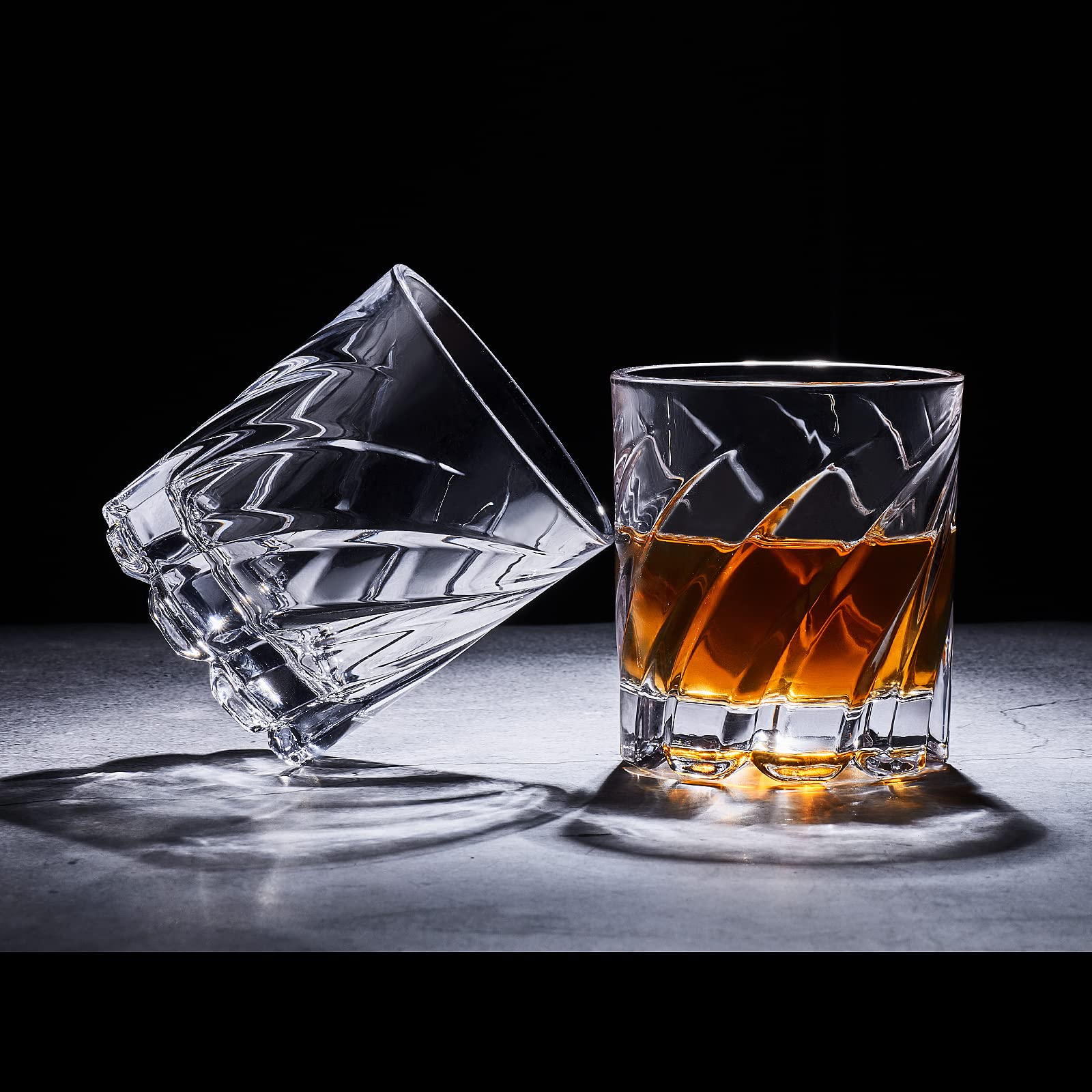 Vaso whisky Mcherry con base pesada para mayor estabilidad en la mesa.