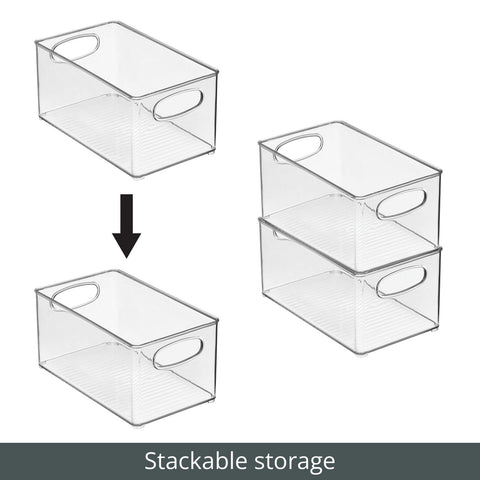 Organizador mDesign para despensa, ideal para latas y snacks en un espacio ordenado.