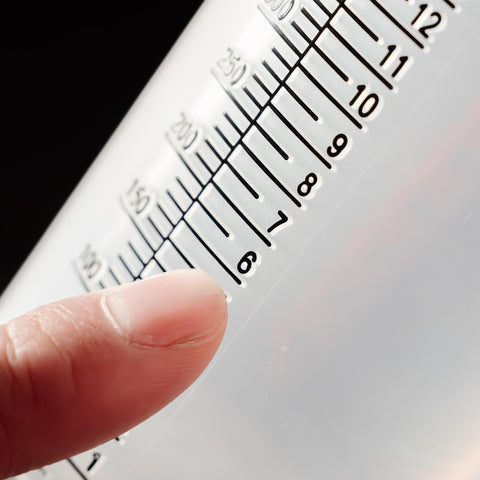 MEASURE RIGHT: base amplia y estable para reposar en superficies planas.