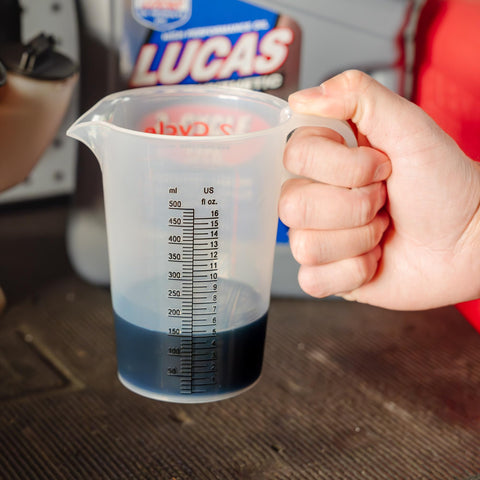 MEASURE RIGHT: diseño cómodo para mezclar combustible sin goteos.