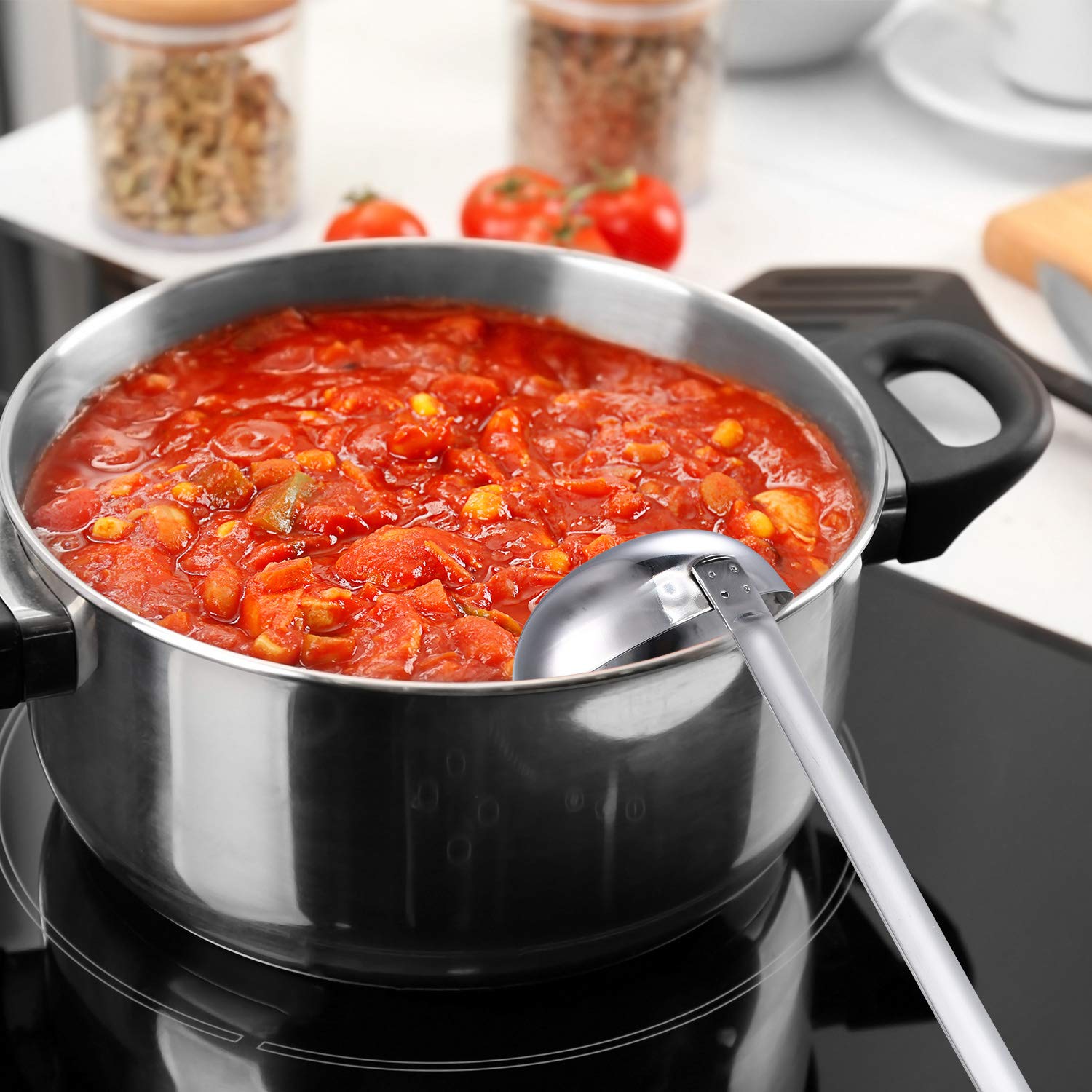 Cucharón Meekoo en mesa para servicio práctico y elegante.