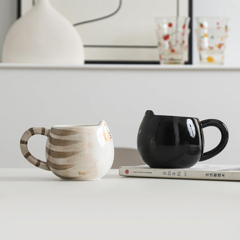 Meetbees taza cerámica con personaje felino, ideal para té matutino.