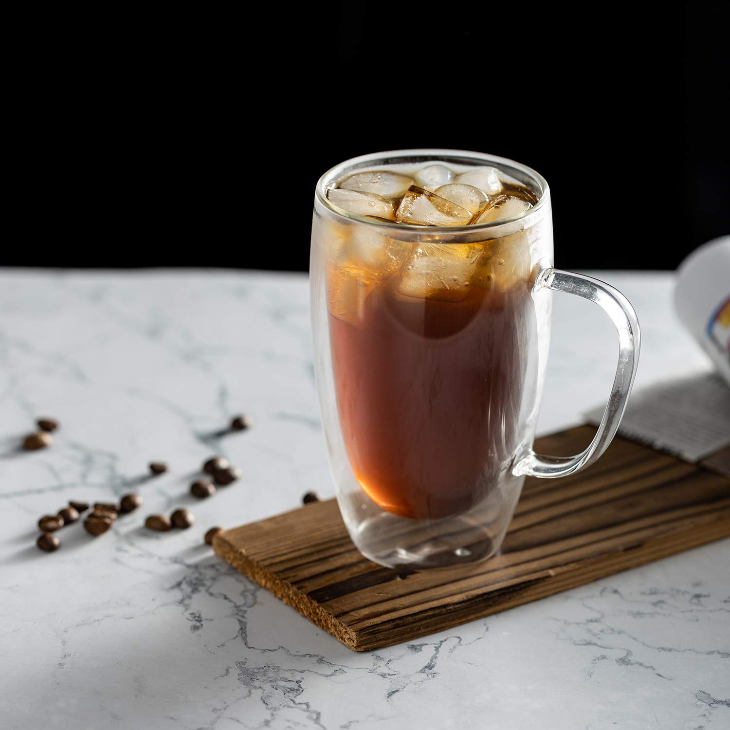 MEWAY bebidas dentro de la taza, realzando el color del café.