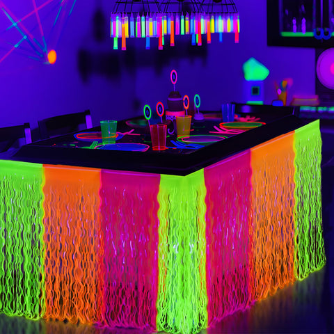 Ambiente de fiesta con falda Mega-L neón iluminada.